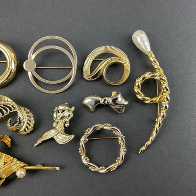 -34- BROOCH | Vintage Gold Tone Brooches