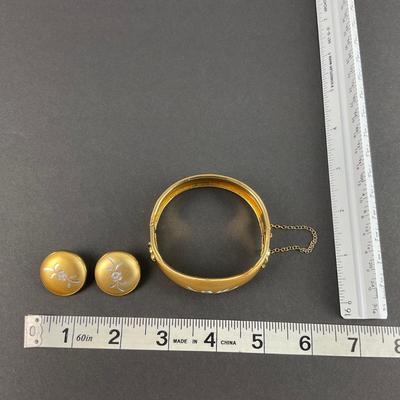 -36- COSTUME | Unmarked Gold Tone Bracelet & Clip Earrings