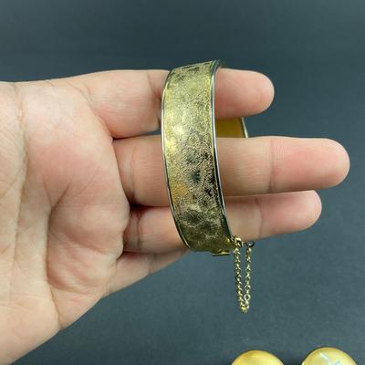 -36- COSTUME | Unmarked Gold Tone Bracelet & Clip Earrings