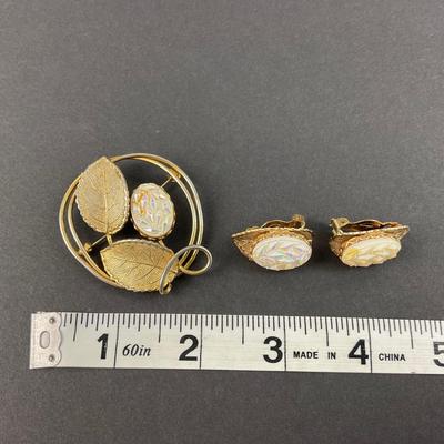 -38- JEWELRY | Gold Tone Brooch & Clip Earrings