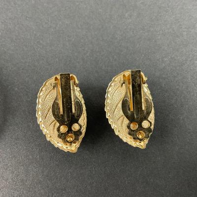 -38- JEWELRY | Gold Tone Brooch & Clip Earrings