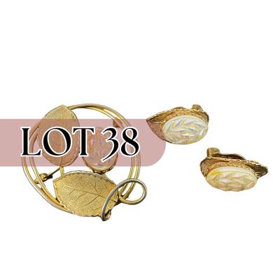 -38- JEWELRY | Gold Tone Brooch & Clip Earrings