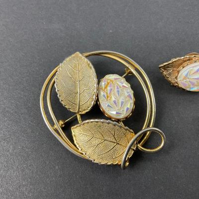 -38- JEWELRY | Gold Tone Brooch & Clip Earrings