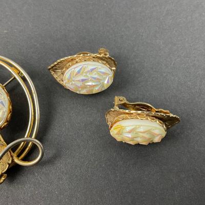 -38- JEWELRY | Gold Tone Brooch & Clip Earrings