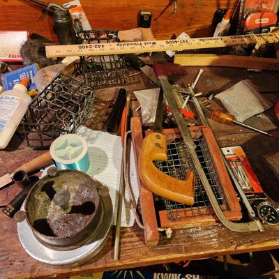 Wall and Table Top Contents Tools and Hardware