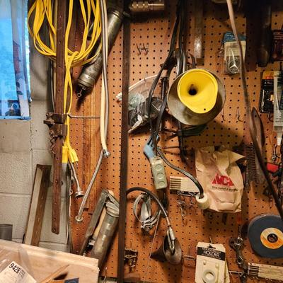 Wall and Table Top Contents Tools and Hardware