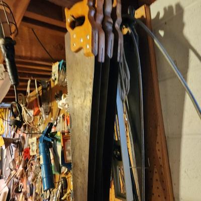 Wall and Table Top Contents Tools and Hardware