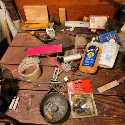 Wall and Table Top Contents Tools and Hardware