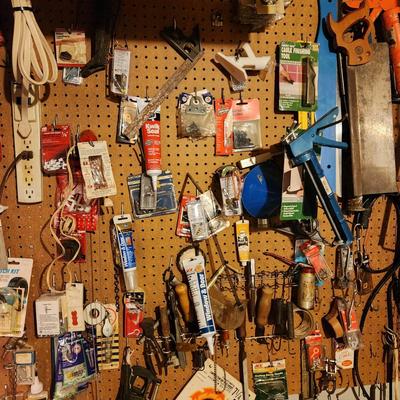 Wall and Table Top Contents Tools and Hardware
