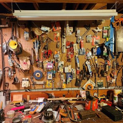 Wall and Table Top Contents Tools and Hardware