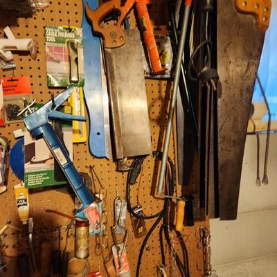 Wall and Table Top Contents Tools and Hardware