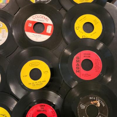 Large Lot of 45 RPM Records Beach Boys Beatles Monkees Rolling Stones Chicago Village People Pink Floyd