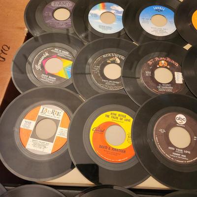 Lot of 45 RPM Records Conway Twitty Tommy Roe, Beatles Dickey Lee,The Toys, Dixie Cups, The Angels, Billy Storm