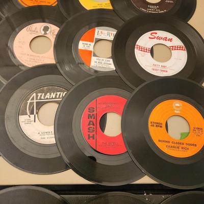 Lot of 45 RPM Records Conway Twitty Tommy Roe, Beatles Dickey Lee,The Toys, Dixie Cups, The Angels, Billy Storm
