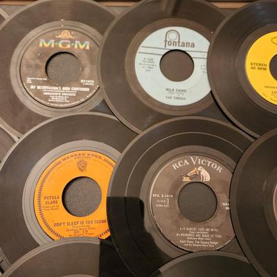 Lot of 45 RPM Records Conway Twitty Tommy Roe, Beatles Dickey Lee,The Toys, Dixie Cups, The Angels, Billy Storm