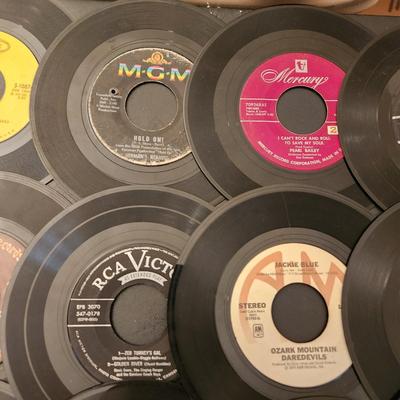 Lot of 45 RPM Records Conway Twitty Tommy Roe, Beatles Dickey Lee,The Toys, Dixie Cups, The Angels, Billy Storm