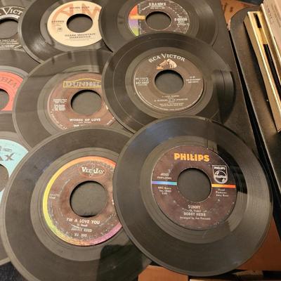 Lot of 45 RPM Records Conway Twitty Tommy Roe, Beatles Dickey Lee,The Toys, Dixie Cups, The Angels, Billy Storm
