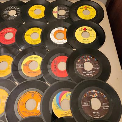 Lot of 45 RPM Records Conway Twitty Tommy Roe, Beatles Dickey Lee,The Toys, Dixie Cups, The Angels, Billy Storm