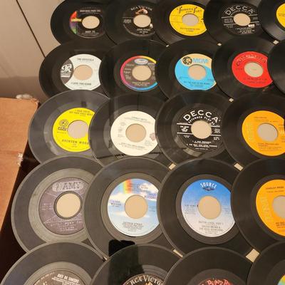Lot of 45 RPM Records Conway Twitty Tommy Roe, Beatles Dickey Lee,The Toys, Dixie Cups, The Angels, Billy Storm