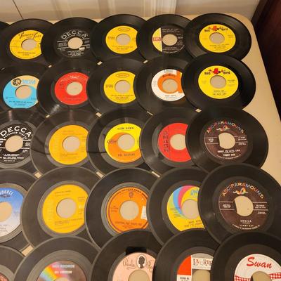 Lot of 45 RPM Records Conway Twitty Tommy Roe, Beatles Dickey Lee,The Toys, Dixie Cups, The Angels, Billy Storm