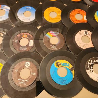 Lot of 45 RPM Records Conway Twitty Tommy Roe, Beatles Dickey Lee,The Toys, Dixie Cups, The Angels, Billy Storm