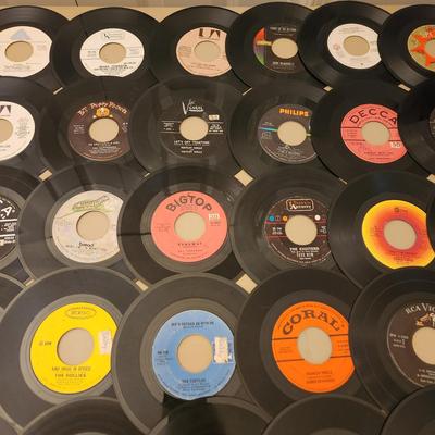 Large Lot of 45 RPM Records Jerry Byrd the 4 Seasons The Hollies, Diana Ross, Bread, Four tops, Supremes, Turtles