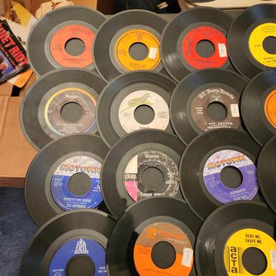 Large Lot of 45 RPM Records Jerry Byrd the 4 Seasons The Hollies, Diana Ross, Bread, Four tops, Supremes, Turtles