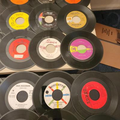 Large Lot of 45 RPM Records Jerry Byrd the 4 Seasons The Hollies, Diana Ross, Bread, Four tops, Supremes, Turtles
