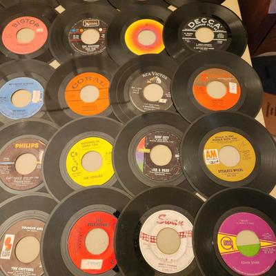 Large Lot of 45 RPM Records Jerry Byrd the 4 Seasons The Hollies, Diana Ross, Bread, Four tops, Supremes, Turtles