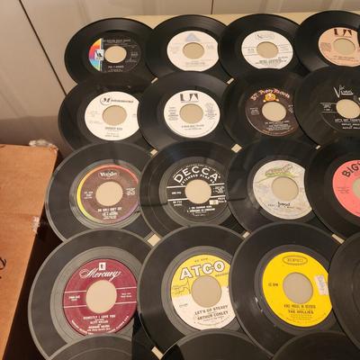 Large Lot of 45 RPM Records Jerry Byrd the 4 Seasons The Hollies, Diana Ross, Bread, Four tops, Supremes, Turtles