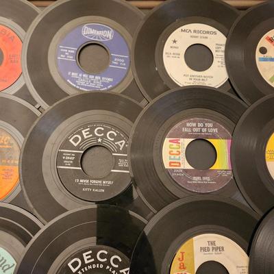 Large Lot of 45 RPM Records Jerry Byrd the 4 Seasons The Hollies, Diana Ross, Bread, Four tops, Supremes, Turtles