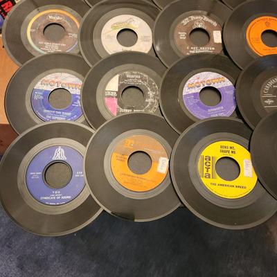 Large Lot of 45 RPM Records Jerry Byrd the 4 Seasons The Hollies, Diana Ross, Bread, Four tops, Supremes, Turtles
