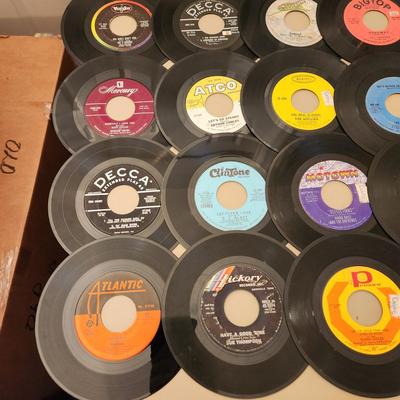 Large Lot of 45 RPM Records Jerry Byrd the 4 Seasons The Hollies, Diana Ross, Bread, Four tops, Supremes, Turtles