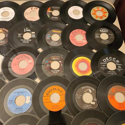 Large Lot of 45 RPM Records Jerry Byrd the 4 Seasons The Hollies, Diana Ross, Bread, Four tops, Supremes, Turtles