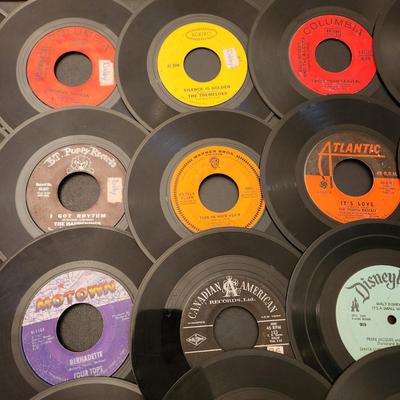 Large Lot of 45 RPM Records Jerry Byrd the 4 Seasons The Hollies, Diana Ross, Bread, Four tops, Supremes, Turtles