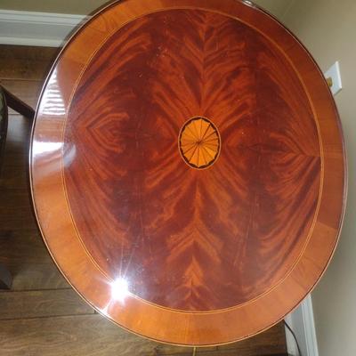 Hekman Furniture Co. Mahogany Finish Side/Accent Table with Inlay Design- Approx 25 3/4" x 22" x 23 1/4"
