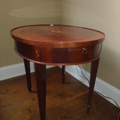 Hekman Furniture Co. Mahogany Finish Side/Accent Table with Inlay Design- Approx 25 3/4" x 22" x 23 1/4"