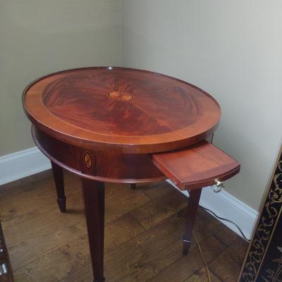Hekman Furniture Co. Mahogany Finish Side/Accent Table with Inlay Design- Approx 25 3/4" x 22" x 23 1/4"