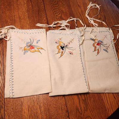 Large Linen Lot, Aprons, table covers, Doilies,