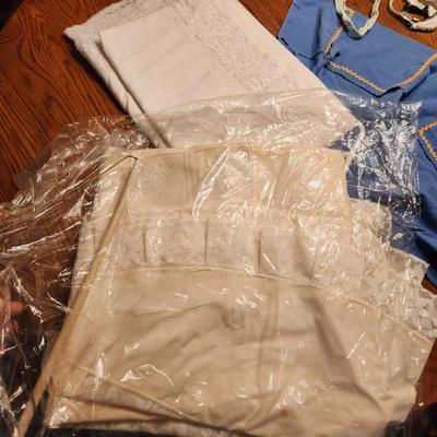 Large Linen Lot, Aprons, table covers, Doilies,