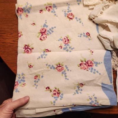 Large Linen Lot, Aprons, table covers, Doilies,
