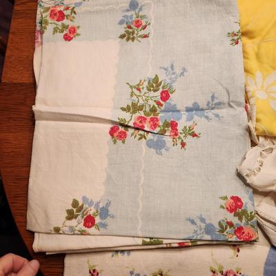 Large Linen Lot, Aprons, table covers, Doilies,