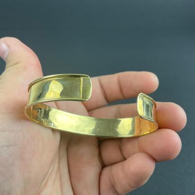 -79- JEWELRY | Blue Glass Stone & Gold Tone Bangle