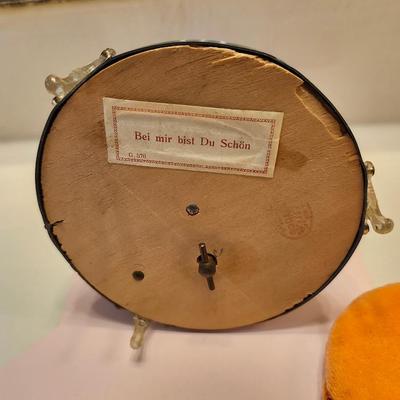 Silvertone Powder Puff Music Box with etched leaf design