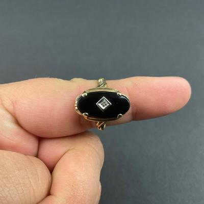 -87- GOLD | 10K Yellow Gold & Black Onyx Oval Ring WIth Diamond