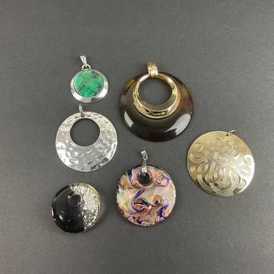 -95- COSTUME | Assorted Miscellaneous Round Pendants