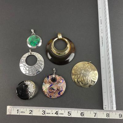 -95- COSTUME | Assorted Miscellaneous Round Pendants
