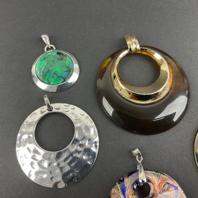 -95- COSTUME | Assorted Miscellaneous Round Pendants
