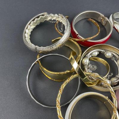 -98- COSTUME JEWELRY | Miscellaneous Assortment Of Bangles