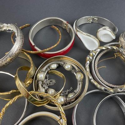 -98- COSTUME JEWELRY | Miscellaneous Assortment Of Bangles